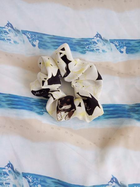 Silk scrunchie (Cup of Blosses)