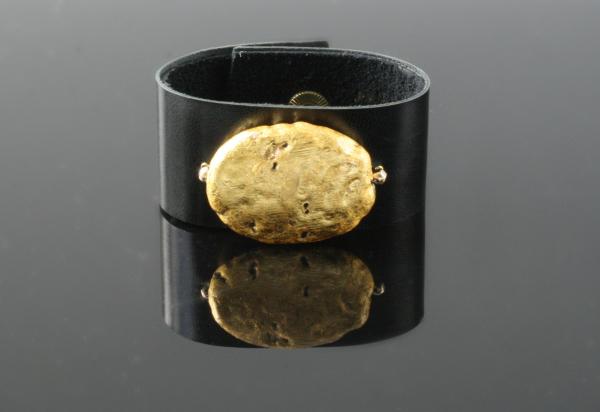 Oval Glow  23-Karat Gold on Lava Stone, Black Kid leather picture