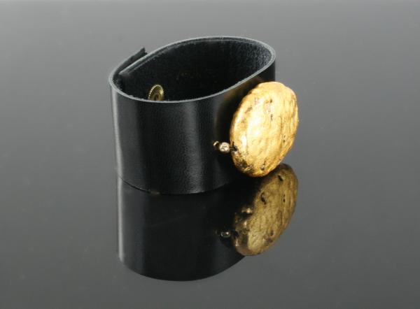 Oval Glow  23-Karat Gold on Lava Stone, Black Kid leather picture