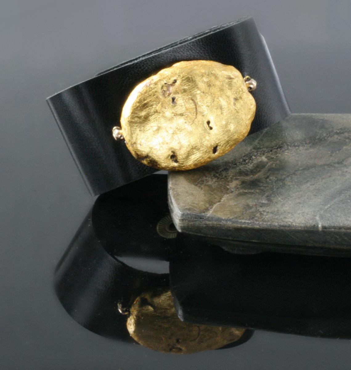 Oval Glow  23-Karat Gold on Lava Stone, Black Kid leather picture