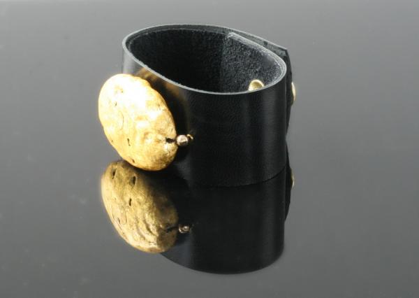 Oval Glow  23-Karat Gold on Lava Stone, Black Kid leather picture