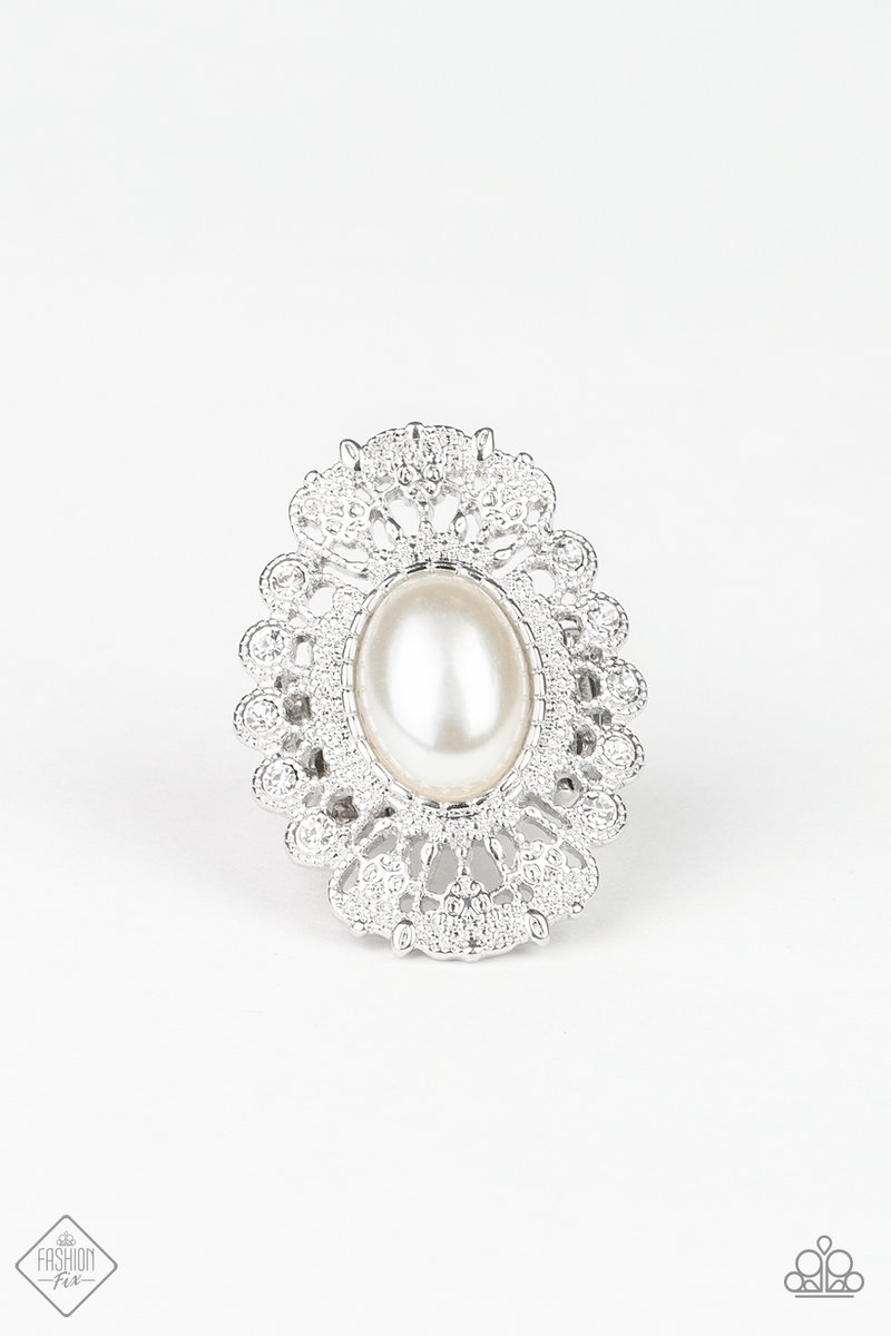 Paparazzi Accessories Radiantly Regal - White picture