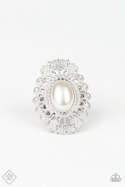 Paparazzi Accessories Radiantly Regal - White picture