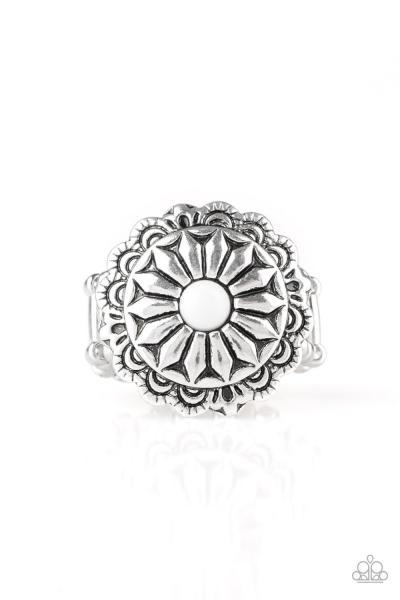 Paparazzi Accessories Daringly Daisy - White picture