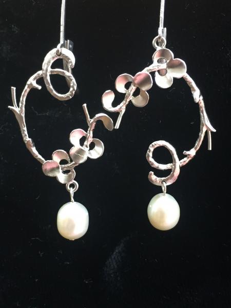 Swirl Rhodium Earrings with Pearl picture