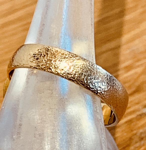 Hammered 14kt gold band picture