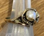 Pearl and 14kt gold ring