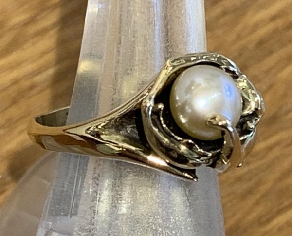 Pearl and 14kt gold ring