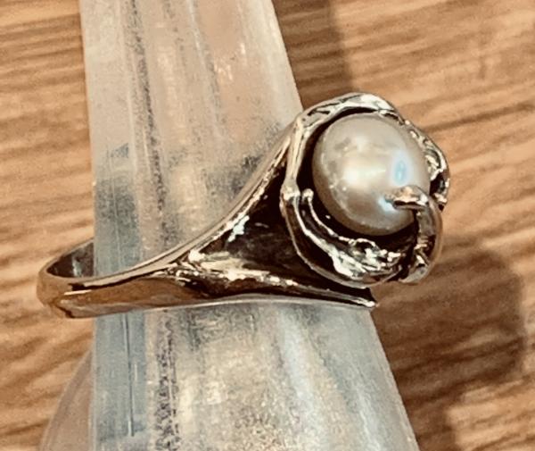 Pearl and 14kt gold ring picture