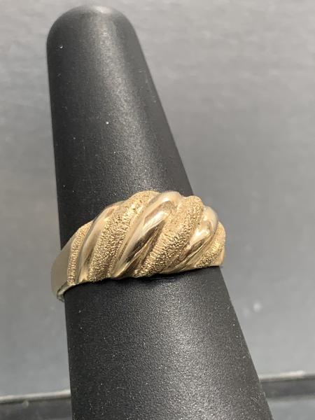 Shrimp Ring 14kt Gold & Diamond Pave' Tooled