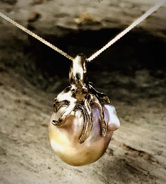 Octopus pendant with cultured pearl 14kt