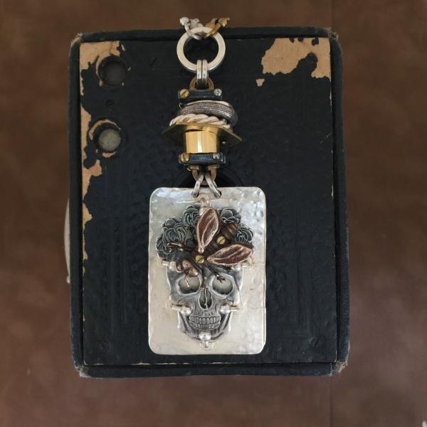 Frida Skull Cluster Necklace with Honeybee picture