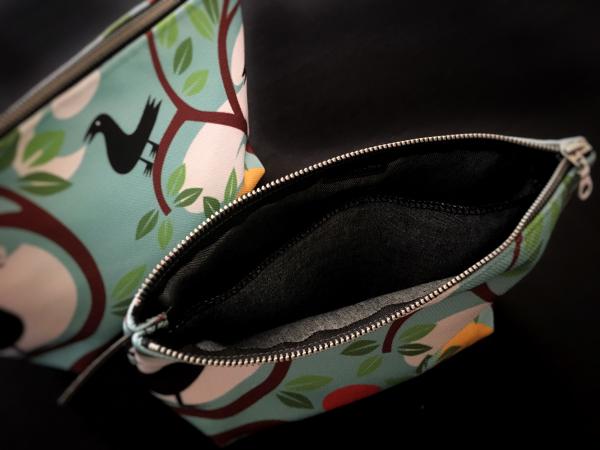 “Three Crows” makeup bag picture