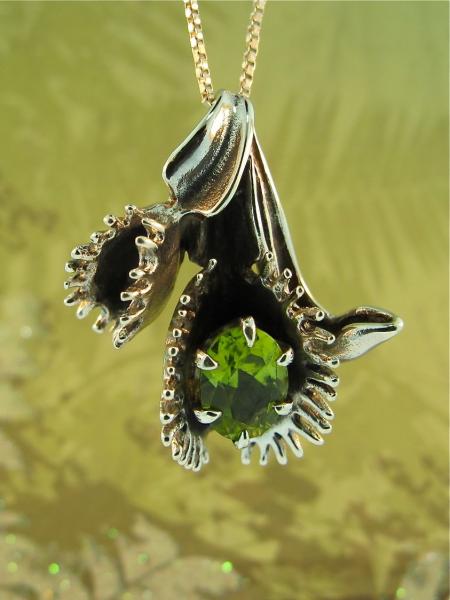 Venus Flytrap Pendant with Gemstone - Silver picture