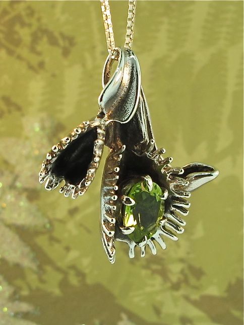 Venus Flytrap Pendant with Gemstone - Silver picture