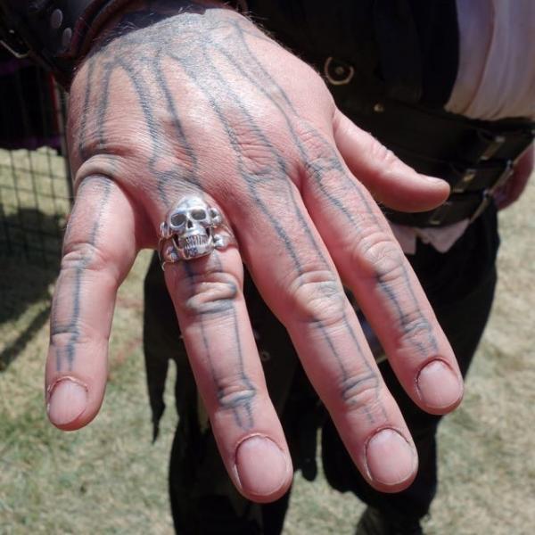 Large Skull and Crossbones Ring - Silver picture