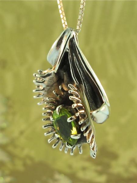 Venus Flytrap Pendant with Gemstone - Silver picture