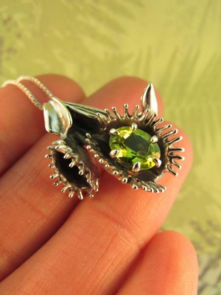 Venus Flytrap Pendant with Gemstone - Silver picture