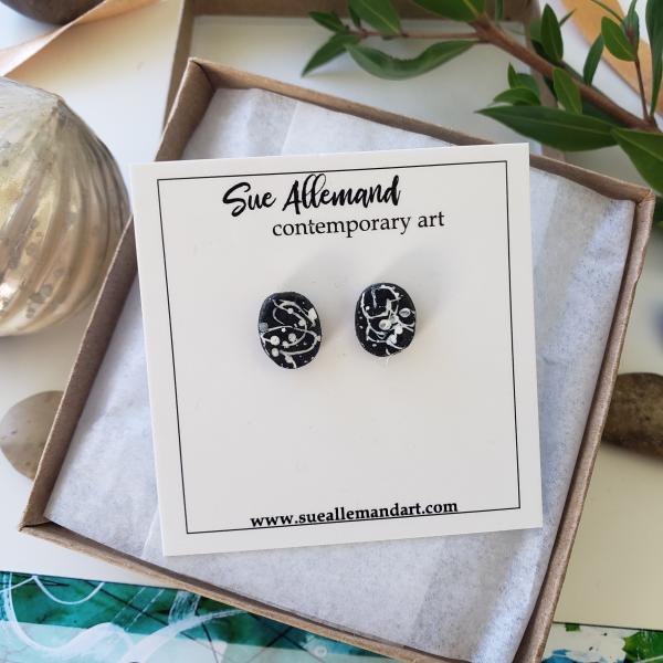 BLACK & WHITE OVAL STUDS