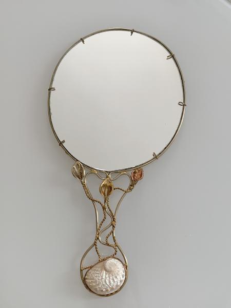 Hand mirror with white shell picture