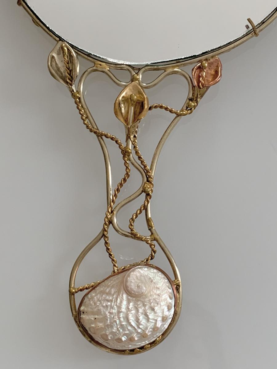 Hand mirror with white shell picture