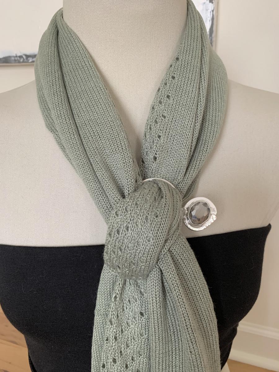 Scarf ring figure 8, silver plated with faceted glass picture