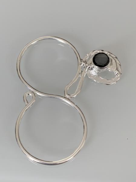 Scarf ring figure 8, silver plated with onix stone picture