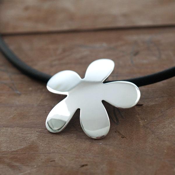 Daisy Flower Sterling Silver Pendant With High Polished Silver Finish | Adjustable Silver Chain picture