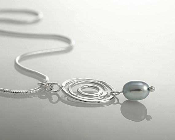 Organic Circle Necklace, Peacock Gray Pearl picture