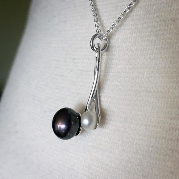 Black & White Pearl Orb Necklace picture