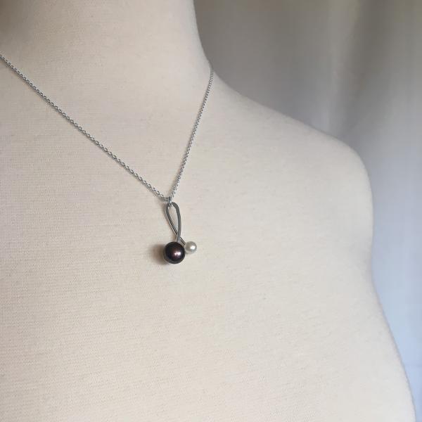 Black & White Pearl Orb Necklace picture