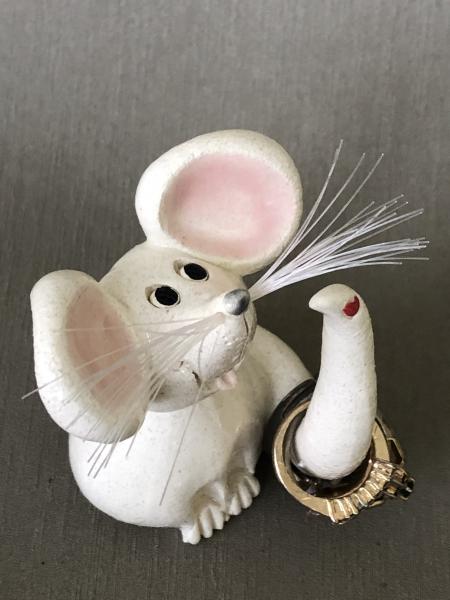 Mouse ring holder picture