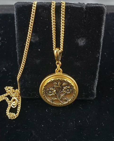 Victorian Floral Button Pendant picture