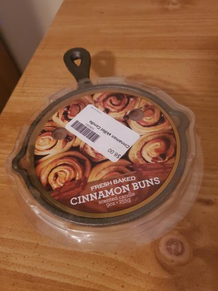 Cinnamon bun skillet candle picture