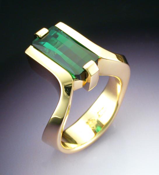 18k gold woman's ring with green Tourmaline