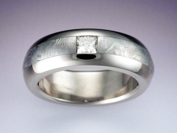 Woman's 18k white gold ring with diamond and Gibeon meteorite picture