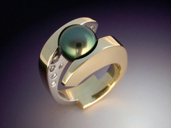 Tahitian Black Pearl and Diamond ring in 18k gold and platinum