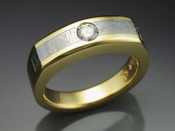 18k Gold woman's ring with Meteorite and Diamond