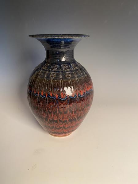 Dark blue and red vase picture