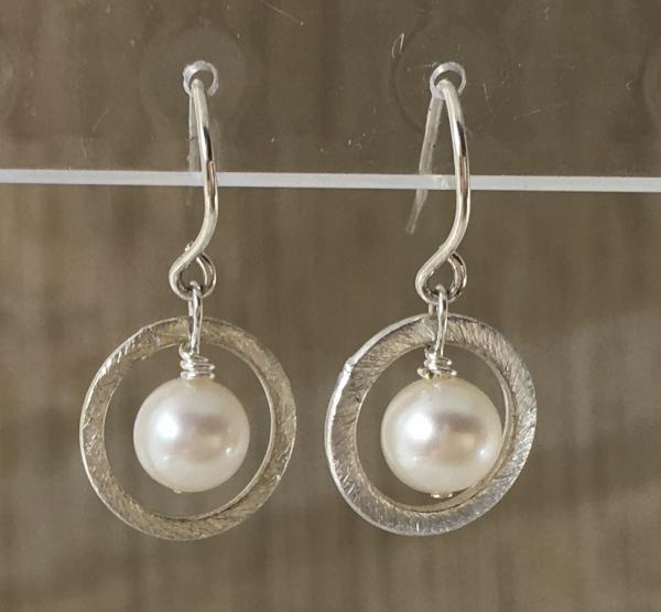 PEARL AND CIRCLE EARRINGS picture