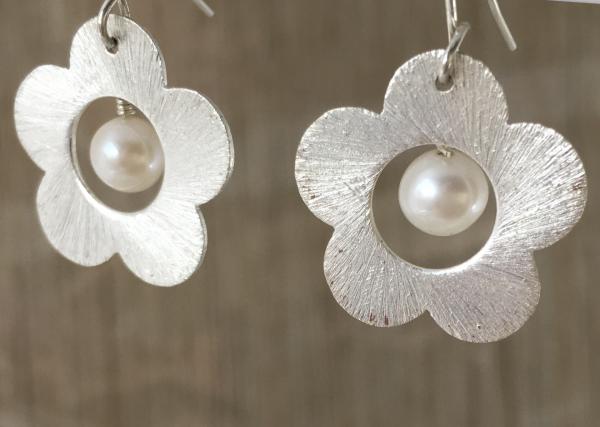 FLOWER AND PEARL EARRINGS picture