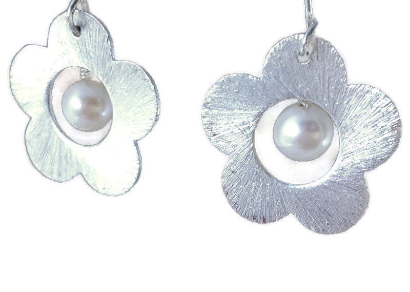 FLOWER AND PEARL EARRINGS picture