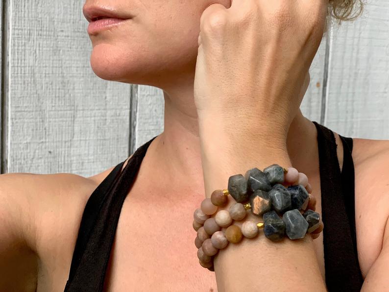 Matte Pink Taupe Sunstone and Labradorite Nugget Beaded Gold Bracelet