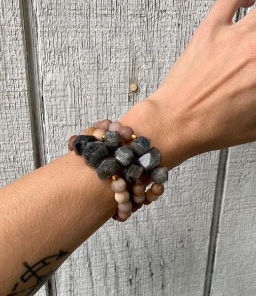 Matte Pink Taupe Sunstone and Labradorite Nugget Beaded Gold Bracelet picture