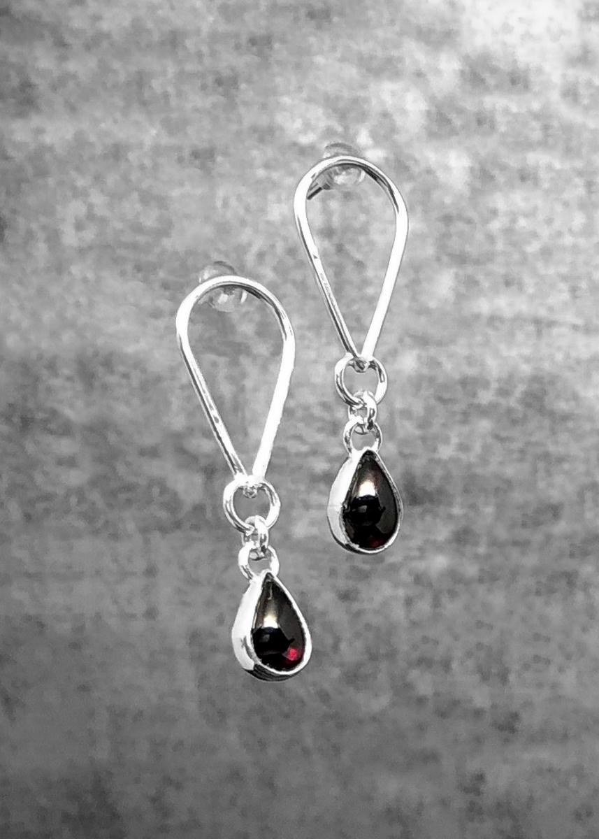 Pyrope Garnet post earrings - Eventeny