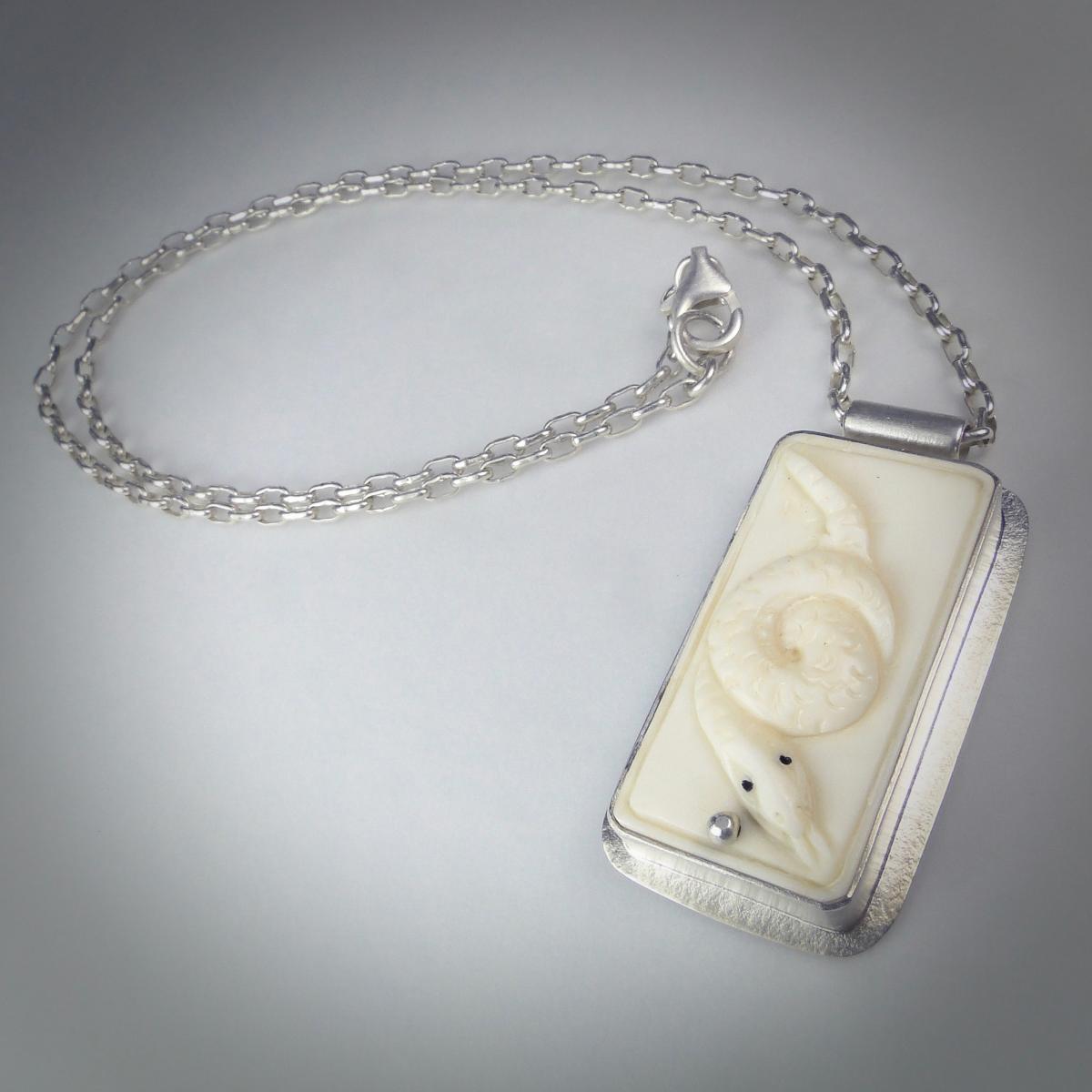 Vertical Snake Pendant picture