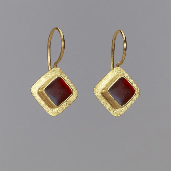 Small Diamond Shaped Wire Earrings in Gold with Red Glass