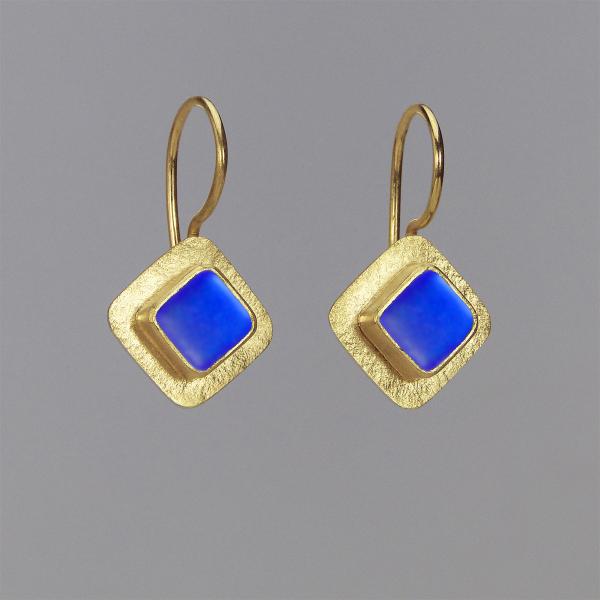Small Diamond Shaped Wire Earrings in Gold with Sapphire Glass