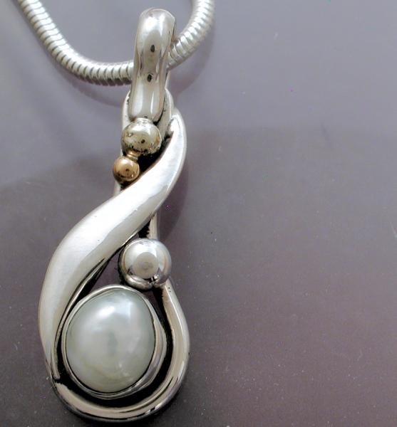 Pearl Double Flow Pendant picture