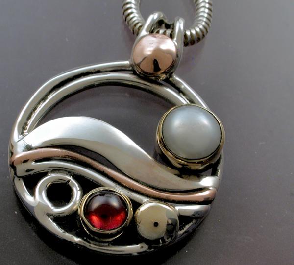 Circle wave Garnet & Pearl Pendant